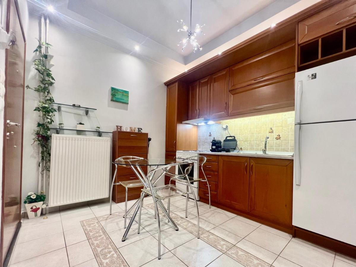 Elegant Downtown Retreat Apartment Kalamata Bagian luar foto
