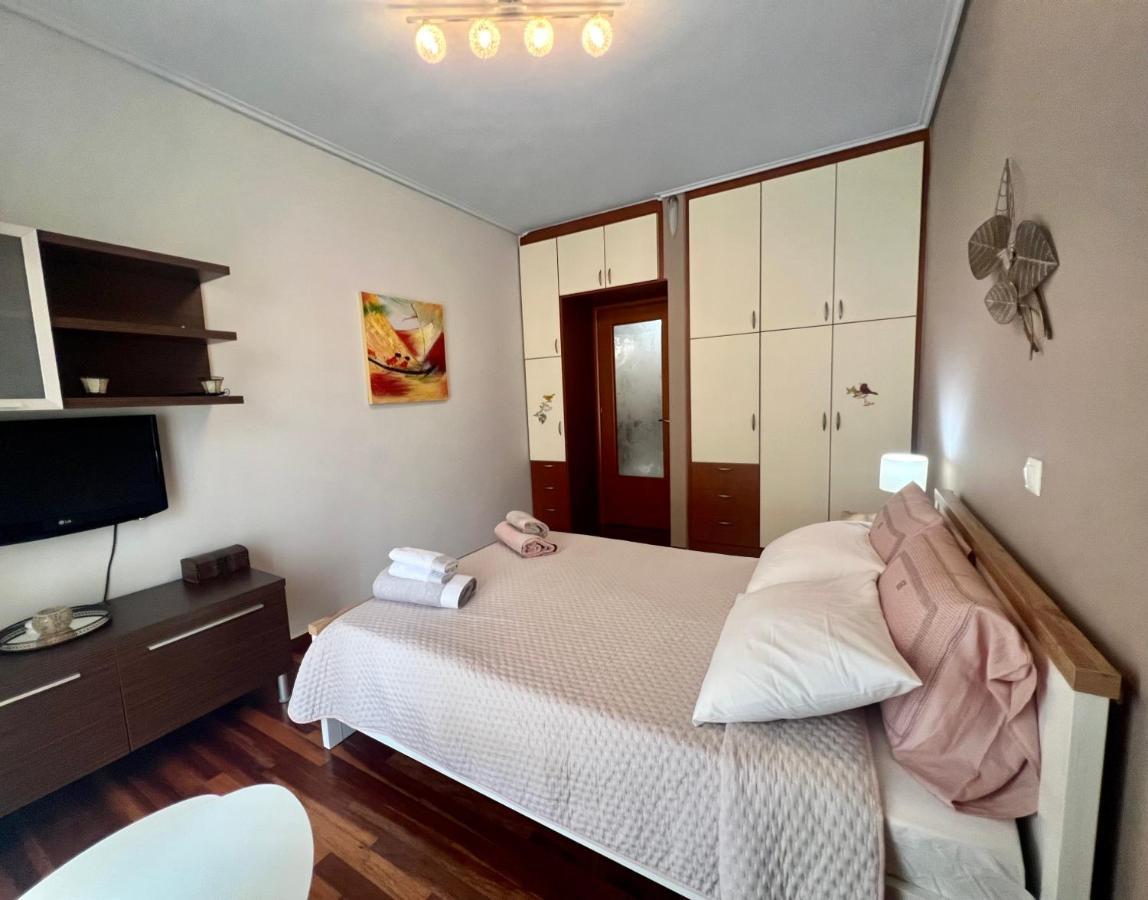 Elegant Downtown Retreat Apartment Kalamata Bagian luar foto