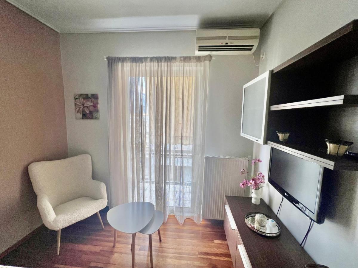 Elegant Downtown Retreat Apartment Kalamata Bagian luar foto