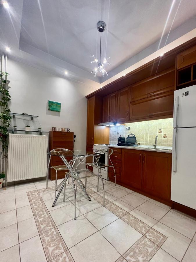 Elegant Downtown Retreat Apartment Kalamata Bagian luar foto