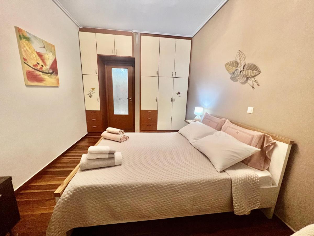Elegant Downtown Retreat Apartment Kalamata Bagian luar foto