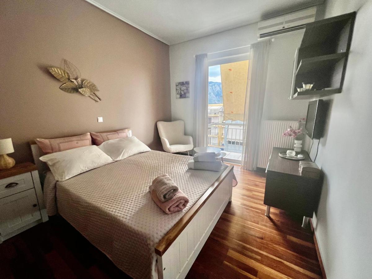 Elegant Downtown Retreat Apartment Kalamata Bagian luar foto