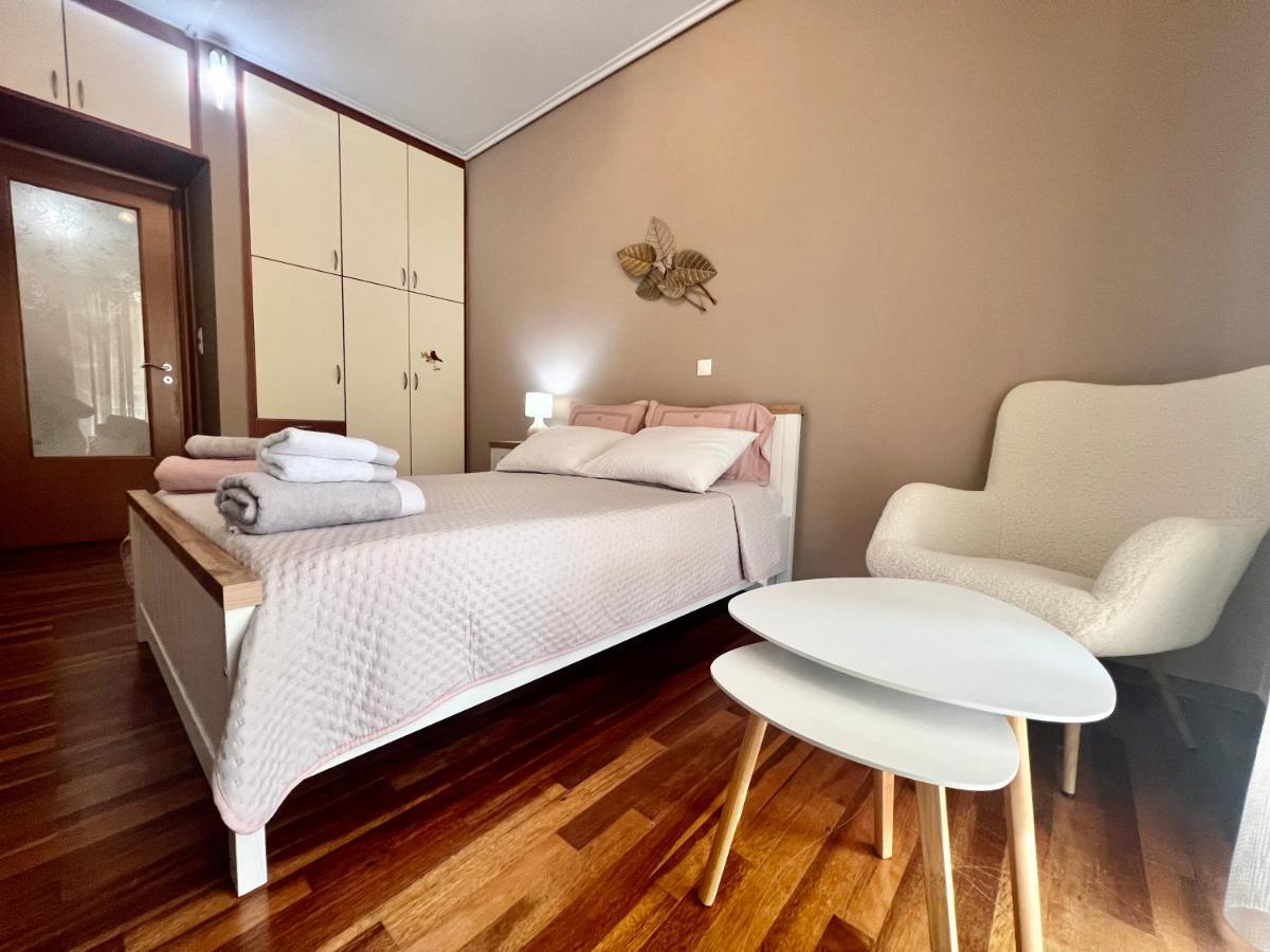 Elegant Downtown Retreat Apartment Kalamata Bagian luar foto