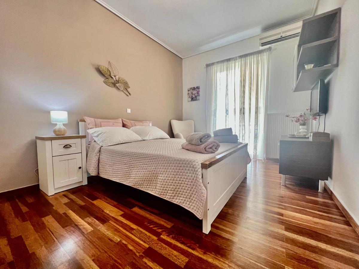 Elegant Downtown Retreat Apartment Kalamata Bagian luar foto
