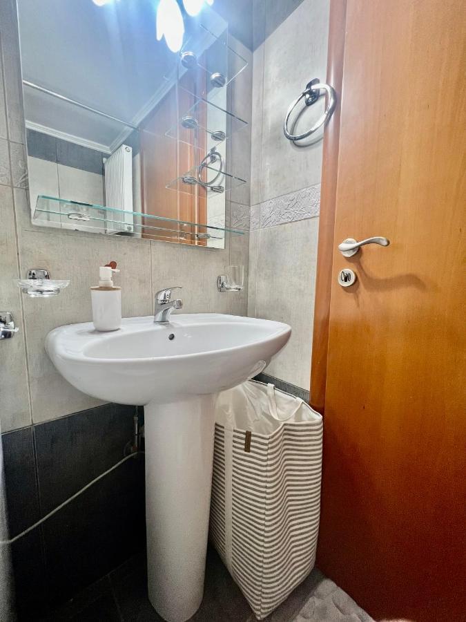 Elegant Downtown Retreat Apartment Kalamata Bagian luar foto